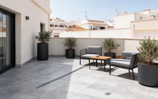 Reforma de terraza de 60 metros cuadrados en Cádiz con gres porcelánico antideslizante