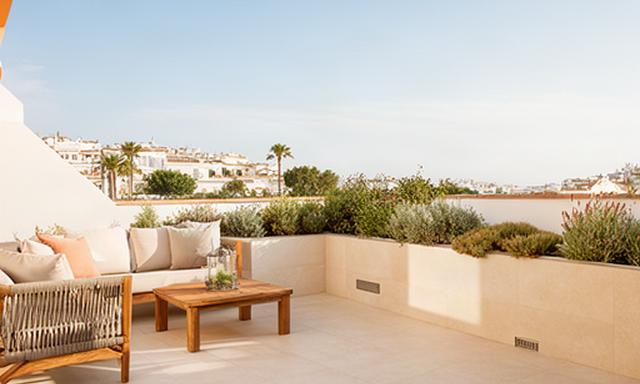 Terraza exterior terminada en El Puerto de Santa María con revestimiento porcelánico y zona de estar